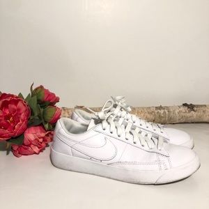Nike Women's Blazer Low LE sneakers, white, 6